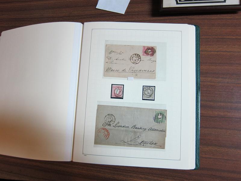 0013 (49).JPG -     Lote:    13      Marcofilia      Lotes Especiais       Descrição:      Portugal.   Colecção especializada em dois álbuns com estudo especializado das marcas de suplo círculo e circulares de Lisboa, com selos de diversas emissões e cartas. Lote a ver.        Lote       Valor Base:     &euro; 1.500,00     Valor Venda:     Retirado     